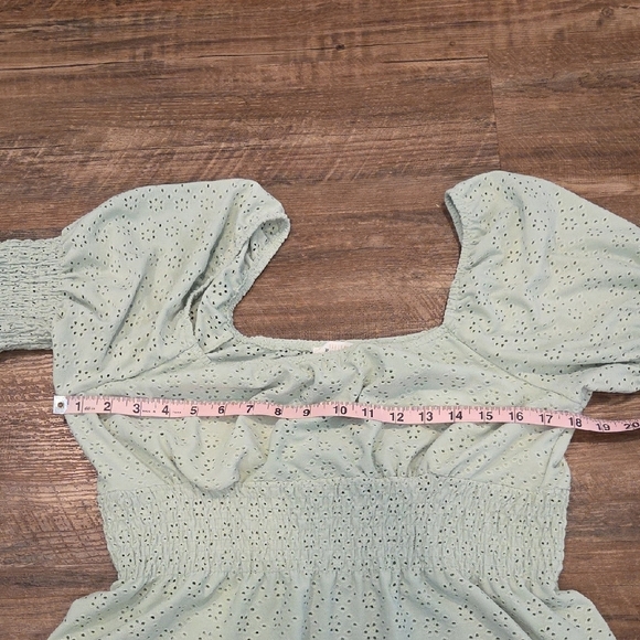 Urban Romantics Sage Green Eyelet Peasant Blouse Size Large Cropped - Picture 5 of 10